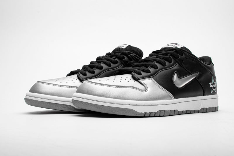 Dunk SB Supreme X Nike SB Dunk Low OG Metallic Silver