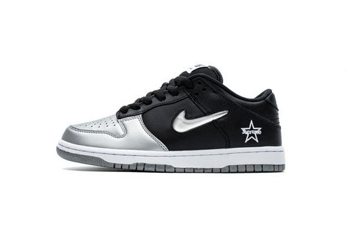 Dunk SBSupereme x Nike Dunk SB Low Metallic Silver